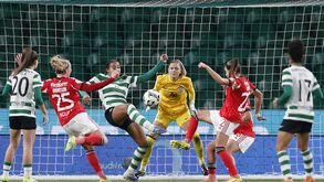 «Uma vez mais. Até no feminino»: Benfica responsabiliza arbitragem pelo empate com o Sporting