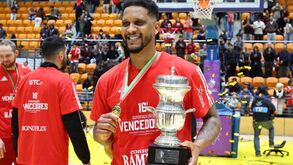 Betinho Gomes com o troféu da Supertaça conquistada diante do FC Porto