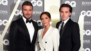 Brooklyn Beckham com os pais, David e Victoria Beckham