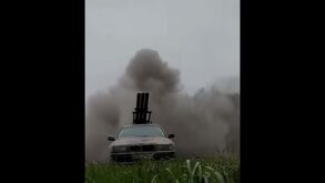 Militares ucranianos transformam BMW num lança-rockets