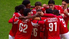Jogadores do Benfica B festejam o golo marcado ao Sporting B