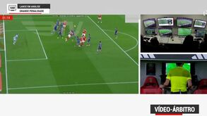 Árbitro consultou as imagens após ser alertado pelo VAR e marcou penálti para o Benfica: «Atinge de forma negligente»