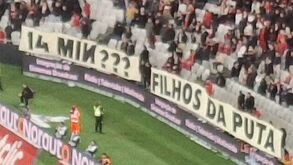 «14 min? Filhos da p...»: a tarja exibida pelos No Name Boys no Estádio da Luz 