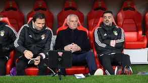 José Mourinho reage no banco do Benfica no decorrer do jogo com o Famalicão