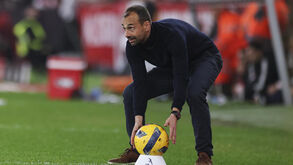 Hugo Oliveira junto ao banco de suplentes do Famalicão durante o jogo com o Benfica