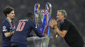 Vitinha, Dembélé e Luis Enrique a festejarem a conquista da Liga dos Campeões