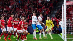 Benfica e Nápoles disputam um jogo no Estádio da Luz