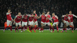 Jogadores do Arsenal festejam a passagem às meias-finais da Taça da Liga inglesa