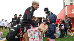 «Os sorrisos que fazem o Natal acontecer»: craques do Benfica surpreendem dezenas de crianças no Seixal