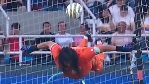 Quem sabe nunca esquece: René Higuita volta a fazer o golpe de escorpião 30 anos depois e leva bancadas à loucura