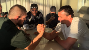 O duelo mais inesperado do Natal: Zlatan contra Khabib num braço de ferro... com Pogba como 'árbitro'