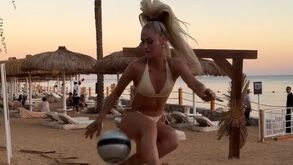 De biquíni e com direito a 'show' de bola: a mensagem de Natal de Alisha Lehmann na praia que deslumbra seguidores