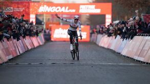 Van der Poel vence mais uma prova