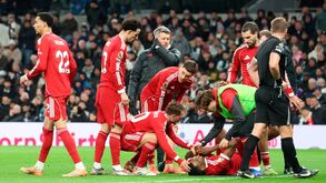 Isak lesiona-se durante jogo; Liverpool procura avançados para reforçar equipa