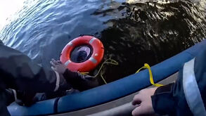 Polícia marítima salva homem no meio do rio em Nova Iorque 