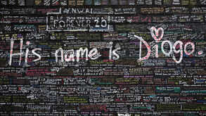 Cachecóis, flores e mensagens: centenas de adeptos homenageiam Diogo Jota antes do Liverpool-Wolverhampton