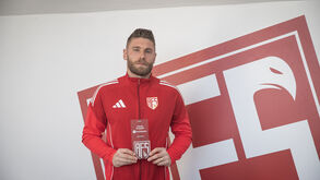 Adeptos do AVS SAD distinguem Tunde e Bertelli