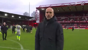 O insólito momento em que Guardiola decidiu reclamar com o... operador de câmara