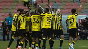 Al Ittihad vence o Al Shabab por 2-0
