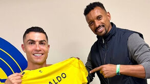 Cristiano Ronaldo posa com a camisola do Al Nassr ao lado de Nani
