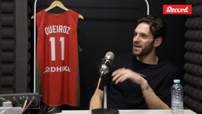 «Miúdo, bebe umas cervejas que eu vou dormir»: Miguel Queiroz lembra momento com João Santos num casino