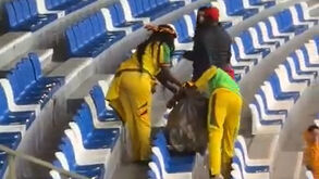 Adeptos do Senegal metem mãos à obra e ajudam a limpar estádio após mais uma jornada da CAN