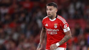 Castigado mas presente: capitão Otamendi segue com a equipa do Benfica para o Porto