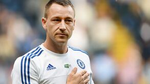 Medalha de campeão, chuteiras e até uma camisola... de Cristiano Ronaldo: John Terry coloca 'relíquias' em leilão