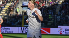 Rasmus Hojlund bisou frente à Cremonese