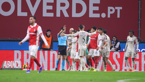 O momento em que o árbitro João Gonçalves anulou o golo do Benfica em Braga
