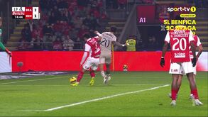 O golo anulado a Dahl que daria o 2-3 ao Benfica em Braga: árbitro assinalou falta de Ríos e águias protestaram
