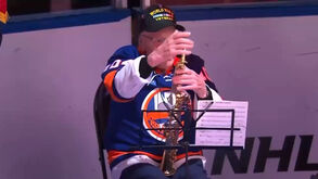 Incrível: Veterano da 2.ª Guerra Mundial com 104 anos toca hino nacional dos Estados Unidos antes de jogo da NHL