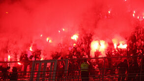 Adeptos do Benfica celebram com tochas e petardos no golo