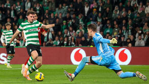 Ioannidis tenta remate durante jogo