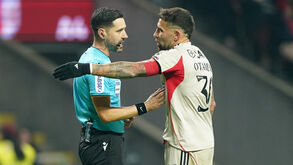 Otamendi com o árbitro João Gonçalves no Sp. Braga-Benfica