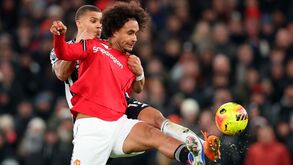 Everton tenta contratar Mainoo e Zirkzee para a equipa