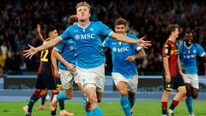 Hojlund celebra golo em Nápoles, mostrando evolução desde Old Trafford