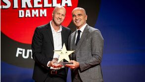 Roberto Martínez com o prémio entregue por Jordi Cruyff