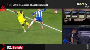Árbitro foi alertado pelo VAR, viu as imagens e assinalou penálti que permitiu a Samu bisar no FC Porto-AVS