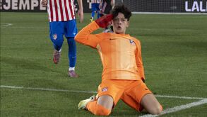 Miúdo do At. Madrid que brilha na baliza aos 12 anos pode ter futuro em risco por causa... da 'regra 1,85m'