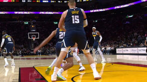 Nikola Jokic com suspeitas de lesão grave após ser pisado... por companheiro de equipa