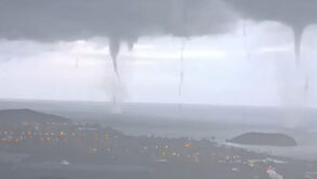 Imagens impressionantes mostram três trombas de água no mar em Espanha