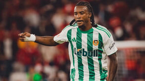 Omar Richards volta a parar