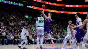 Neemias Queta no duelo com os Utah Jazz