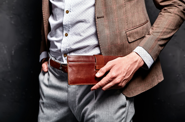 Acessórios masculinos em destaque: carteira elegante, relógio e bolsa prática para o dia-a-dia