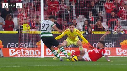 Luis Suárez pediu penálti, árbitro considerou corte limpo de Otamendi: o lance a fechar a 1.ª parte do Benfica-Sporting