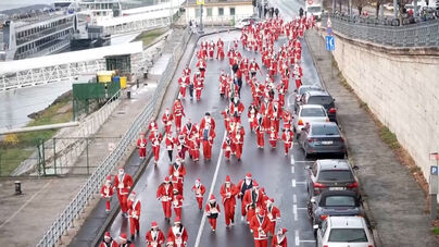 Milhares de corredores vestidos de Pai Natal correm pelas ruas de Budapeste