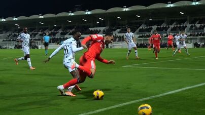 Benfica reforça queixas de José Mourinho e partilha novas imagens do alegado penálti sobre Pavlidis