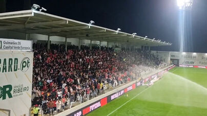 O momento em que o sistema de rega deu um 'banho' aos adeptos do Benfica em Moreira de Cónegos