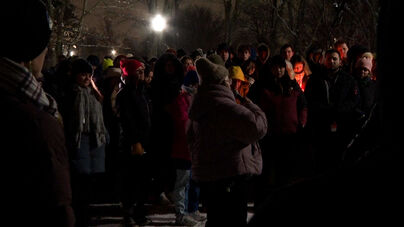 Vítimas do tiroteio na Universidade de Brown homenageadas em vigília  